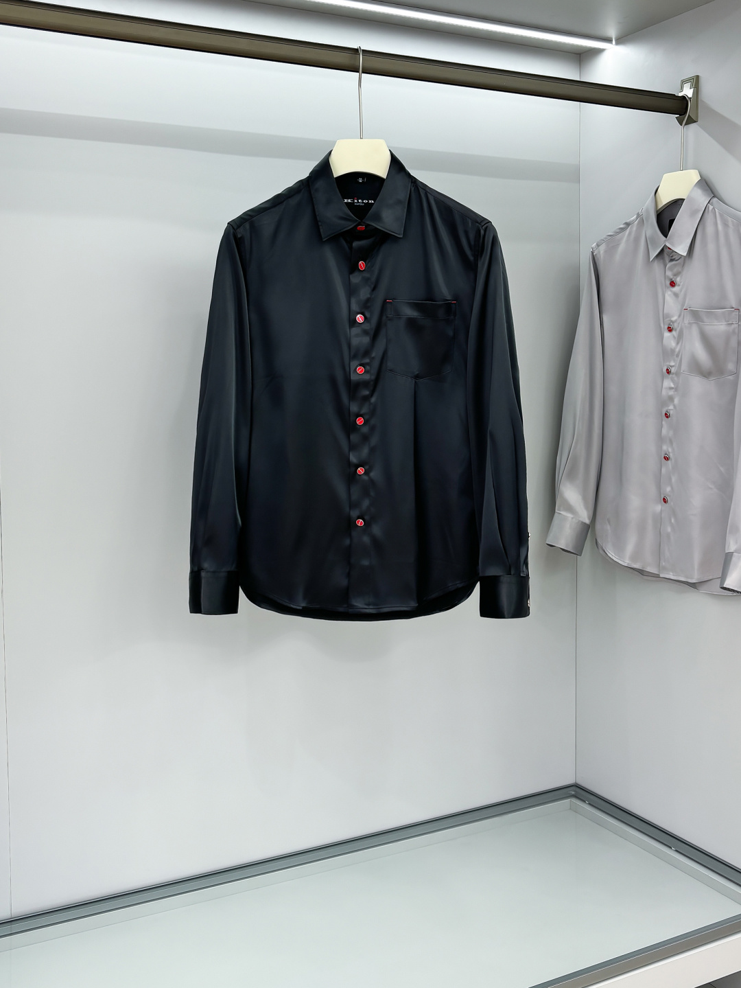 NO:517405,Kiton's new 25-year-old style. Fall in love with the little red button. Unlocking the free philosophy of gentlemen's new realm shirts. Among the thousands of choices of dress, some items are like low-key gentlemen, which seem ordinary, but actually hide the world. This casual long-sleeved shirt with customized fabrics is one of the best, especially the unique little red button, which has become the finishing touch and makes countless men fall in love with. The soft feel brings you a comfortable wearing experience. The shirt adopts a classic pointed collar design, which originated from the British royal family and is a symbol of elegance and elegance. The corners of the neck are sharp and slightly turned outward, which perfectly highlights the men's neckline. Whether it is paired with a tie to create a formal business style or unbutton the neckline and act casually, it shows the gentleman's demeanor. Wearing it instantly enhances the aura, whether it is business negotiations, social gatherings or daily travel, you can be confident.  And the small red button is definitely the soul of this shirt. In a plain or elegant tone, the bright red quietly appears, breaking the conventional dullness. It is like a mysterious symbol, low-key but highly recognizable, inadvertently revealing the wearer's unique taste and personality. When the breeze blows, the shirt swings in the wind, the red button appears faintly, becoming the visual focus of the crowd, adding a playfulness and agility to the overall look. This casual long-sleeved shirt for men, perfectly blending the unique charm of classic elegance and small red buttons, is a fashion item that men who pursue quality and personality cannot miss. Wear it, embrace freedom and comfort, and show the unique charm of gentlemanly.19860909Kiton25年新款.爱上小红扣.解锁绅装新境界衬衫的自在哲学 在着装的万千选择中,有些单品宛如低调的绅士,看似平凡,实则暗藏乾坤.这款甄选定制面料的休闲长袖衬衫,便是其中的佼佼者,尤其是那独特的小红扣,成为了点睛之笔,令无数男士为之倾心. 手感柔软为你带来惬意的穿着体验. 衬衫采用经典尖领设计,这种领型起源于英国王室,是优雅与精致的象征.领角尖锐且微微外翻,能够完美地衬托出男士的颈部线条,无论是搭配领带打造正式商务风,还是解开领口随性而为,都尽显绅士风度.穿上它,瞬间提升气场,无论是商务洽谈、社交聚会还是日常出行,都能自信满满. 而那小巧的小红扣,绝对是这款衬衫的灵魂所在.在一片素色或淡雅的色调中,那一抹鲜艳的红悄然出现,打破了常规的沉闷.它像是一个神秘的符号,低调却又极具辨识度,不经意间流露出穿着者独特的品味与个性.当微风轻拂,衬衫随风摆动,小红扣若隐若现,成为了人群中的视觉焦点,为整体造型增添了一份俏皮与灵动. 这款男士休闲长袖衬衫,经典优雅以及小红扣的独特魅力完美融合,是追求品质与个性的男士们不可错过的时尚单品.穿上它,拥抱自由与舒适,展现独特的绅士魅力. 码数M-3XL,,shirts,ties,alexander wang,Men's clothing