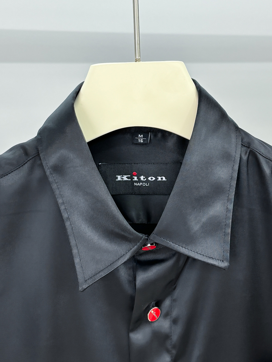 Kiton25年新款.爱上小红扣。解锁绅装新境界：衬衫的自在哲学在着装的万千选择中，有些单品宛如低调的绅