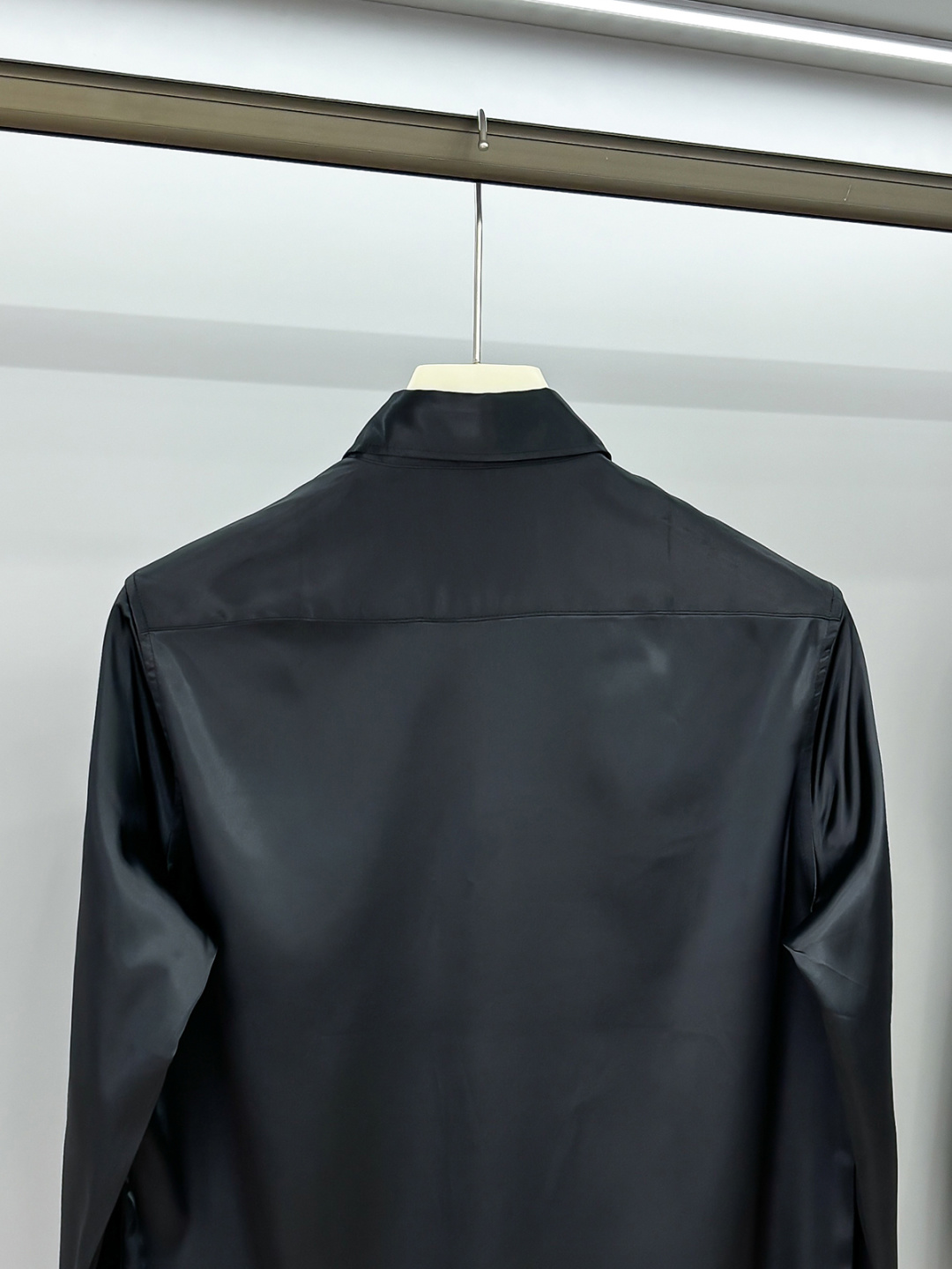 Kiton25年新款.爱上小红扣。解锁绅装新境界：衬衫的自在哲学在着装的万千选择中，有些单品宛如低调的绅