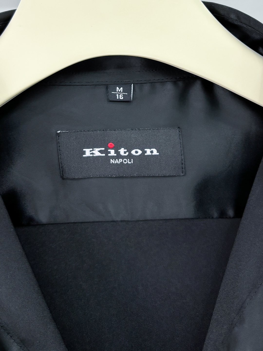 Kiton25年新款.爱上小红扣。解锁绅装新境界：衬衫的自在哲学在着装的万千选择中，有些单品宛如低调的绅