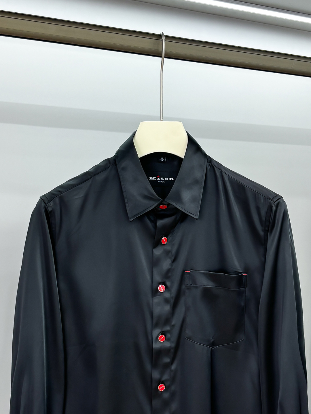 Kiton25年新款.爱上小红扣。解锁绅装新境界：衬衫的自在哲学在着装的万千选择中，有些单品宛如低调的绅