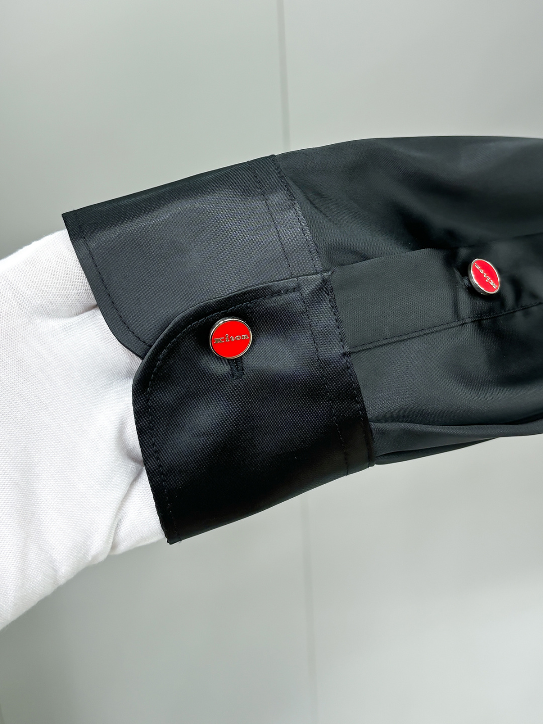 Kiton25年新款.爱上小红扣。解锁绅装新境界：衬衫的自在哲学在着装的万千选择中，有些单品宛如低调的绅