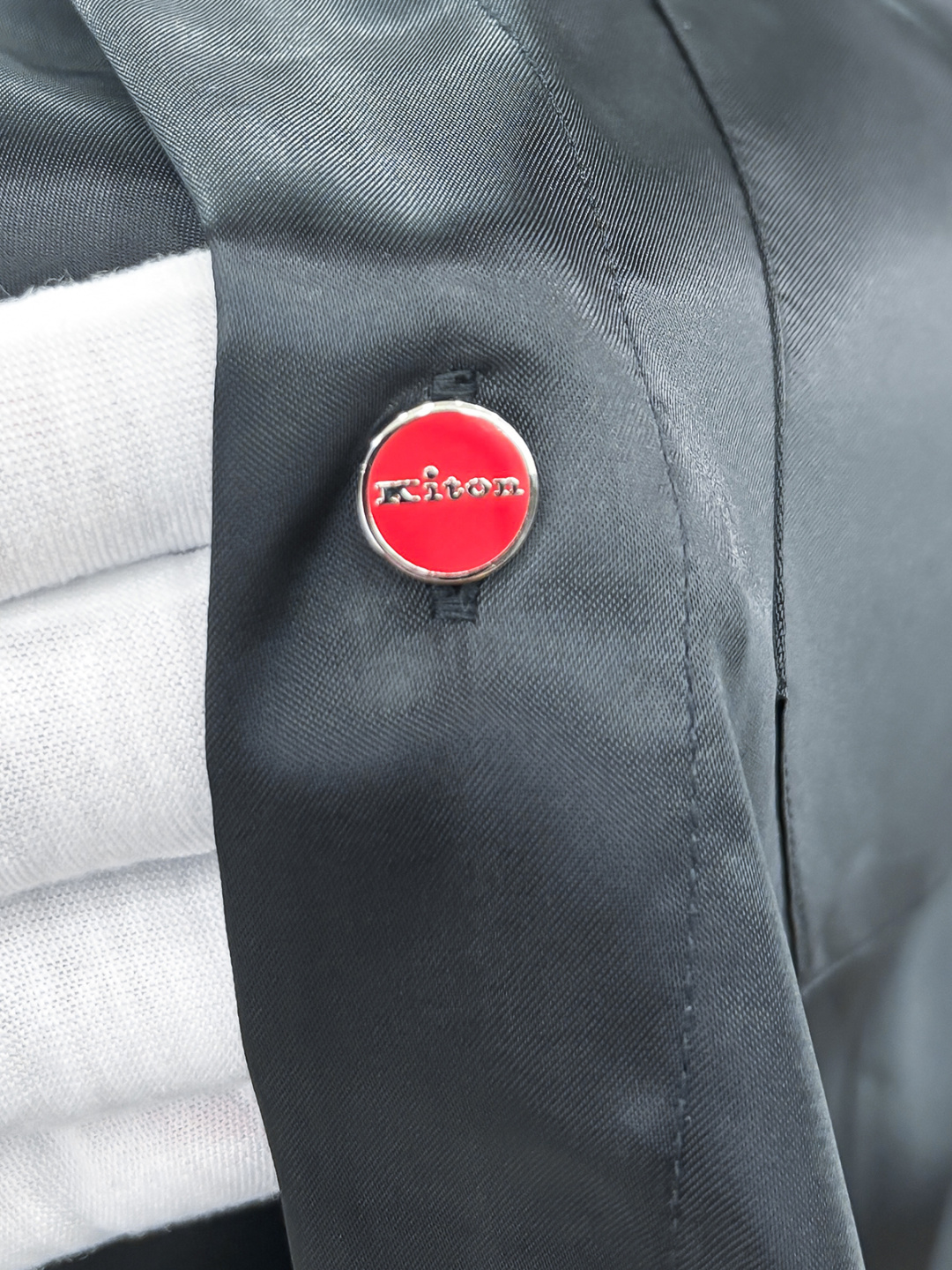 Kiton25年新款.爱上小红扣。解锁绅装新境界：衬衫的自在哲学在着装的万千选择中，有些单品宛如低调的绅