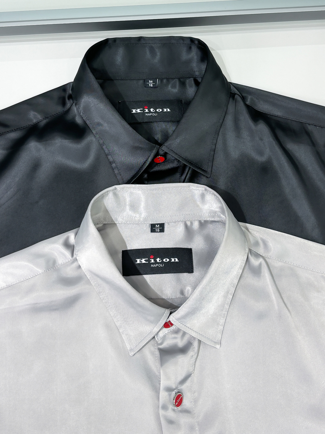 组合图 Kiton25年新款.爱上小红扣。解锁绅装新境界：衬衫的自在哲学在着装的万千选择中，有些单品宛如