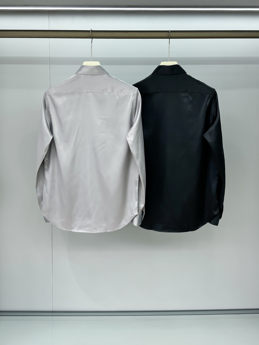 组合图 Kiton25年新款.爱上小红扣。解锁绅装新境界：衬衫的自在哲学在着装的万千选择中，有些单品宛如