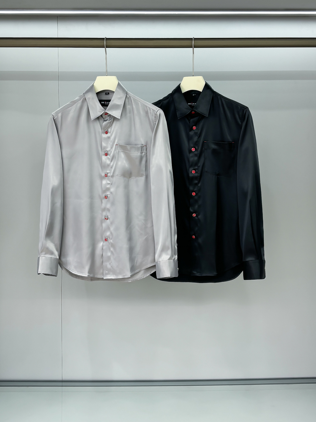 NO:517411,Combination Picture Kiton's new 25-year-old style. Fall in love with the little red button. The free philosophy of unlocking the new realm of gentlemen's clothing. Among the thousands of choices of dress, some items are like low-key gentlemen, which seem ordinary, but actually hide the world. This casual long-sleeved shirt with customized fabrics is one of the best, especially the unique little red button, which has become the finishing touch and has attracted countless men. The soft feel brings you a comfortable wearing experience.  The shirt adopts a classic pointed collar design. This collar shape originated from the British royal family and is a symbol of elegance and elegance. The neckline is sharp and slightly turned outward, which perfectly highlights the lines of men's neckline. Whether it is paired with a tie to create a formal business style or untied the neckline and doing it casually, it shows a gentlemanly demeanor. Wearing it will instantly enhance the aura, and you can be confident whether it is business negotiations, social gatherings or daily travel.  And the small red button is definitely the soul of this shirt. In a plain or elegant tone, the bright red quietly appears, breaking the conventional dullness. It is like a mysterious symbol, low-key but highly recognizable, inadvertently revealing the wearer's unique taste and personality. When the breeze blows, the shirt swings in the wind, the red button appears faintly, becoming the visual focus of the crowd, adding a playfulness and agility to the overall look. This casual long-sleeved shirt for men, perfectly blending the unique charm of the little red button, is a fashion item that men who pursue quality and personality cannot miss. Wear it, embrace freedom and comfort, and show the unique charm of gentlemanly.19860909组合图 Kiton25年新款.爱上小红扣.解锁绅装新境界衬衫的自在哲学 在着装的万千选择中,有些单品宛如低调的绅士,看似平凡,实则暗藏乾坤.这款甄选定制面料的休闲长袖衬衫,便是其中的佼佼者,尤其是那独特的小红扣,成为了点睛之笔,令无数男士为之倾心. 手感柔软为你带来惬意的穿着体验. 衬衫采用经典尖领设计,这种领型起源于英国王室,是优雅与精致的象征.领角尖锐且微微外翻,能够完美地衬托出男士的颈部线条,无论是搭配领带打造正式商务风,还是解开领口随性而为,都尽显绅士风度.穿上它,瞬间提升气场,无论是商务洽谈、社交聚会还是日常出行,都能自信满满. 而那小巧的小红扣,绝对是这款衬衫的灵魂所在.在一片素色或淡雅的色调中,那一抹鲜艳的红悄然出现,打破了常规的沉闷.它像是一个神秘的符号,低调却又极具辨识度,不经意间流露出穿着者独特的品味与个性.当微风轻拂,衬衫随风摆动,小红扣若隐若现,成为了人群中的视觉焦点,为整体造型增添了一份俏皮与灵动. 这款男士休闲长袖衬衫,经典优雅以及小红扣的独特魅力完美融合,是追求品质与个性的男士们不可错过的时尚单品.穿上它,拥抱自由与舒适,展现独特的绅士魅力. 码数M-3XL,,shirts,ties,alexander wang,Men's clothing