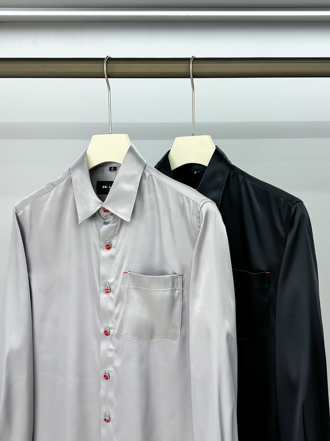 组合图 Kiton25年新款.爱上小红扣。解锁绅装新境界：衬衫的自在哲学在着装的万千选择中，有些单品宛如