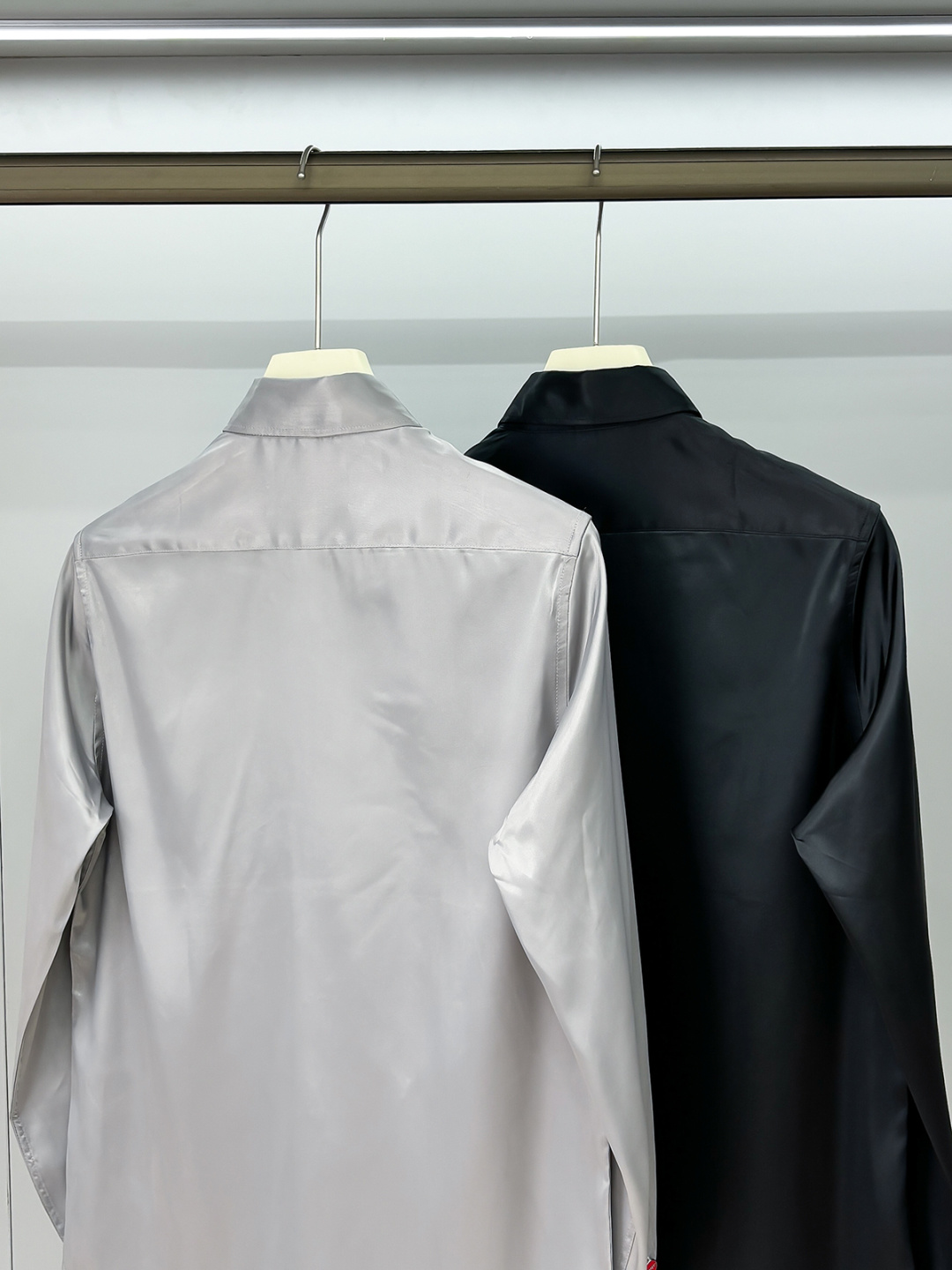 组合图 Kiton25年新款.爱上小红扣。解锁绅装新境界：衬衫的自在哲学在着装的万千选择中，有些单品宛如