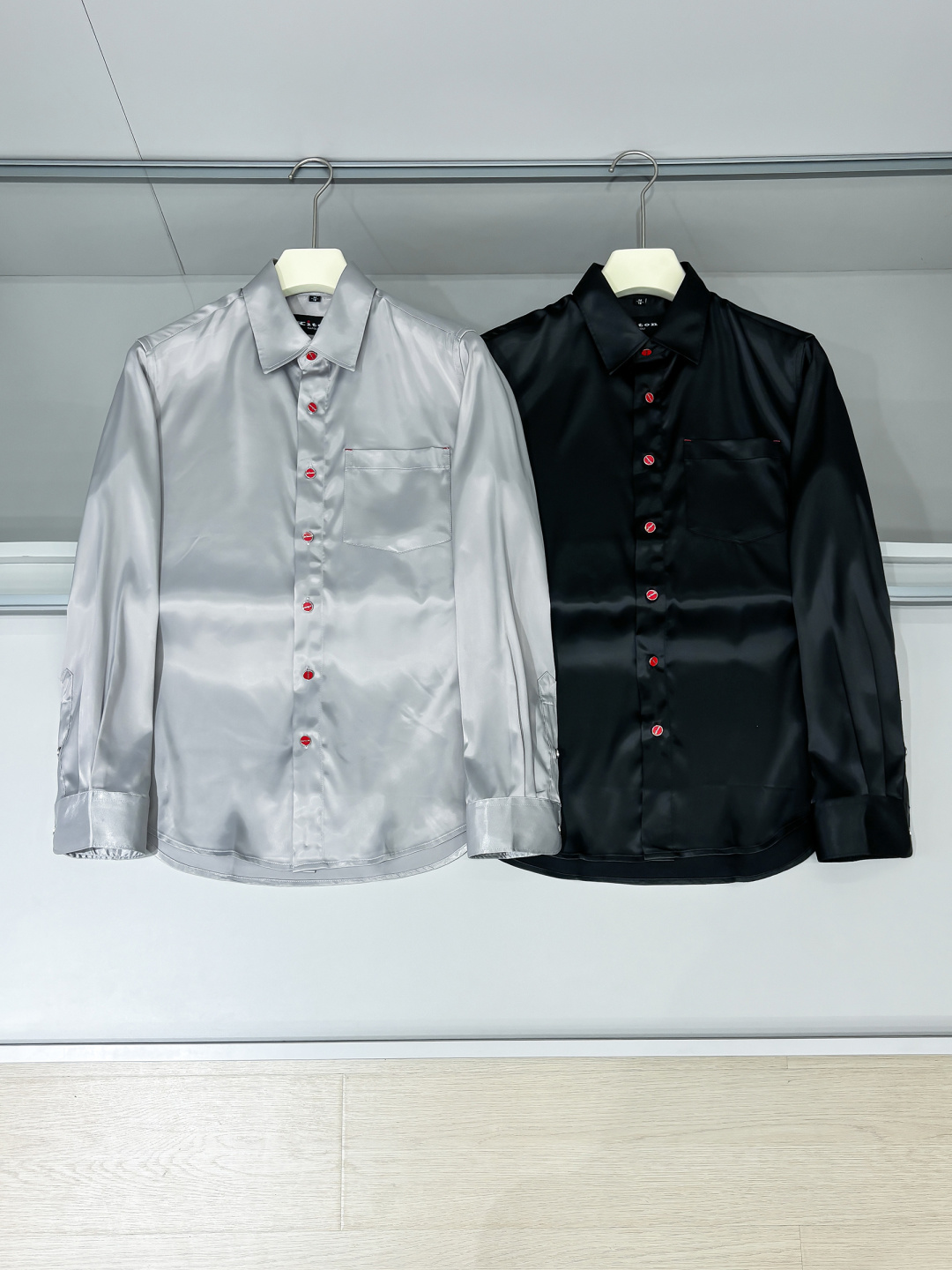 组合图 Kiton25年新款.爱上小红扣。解锁绅装新境界：衬衫的自在哲学在着装的万千选择中，有些单品宛如