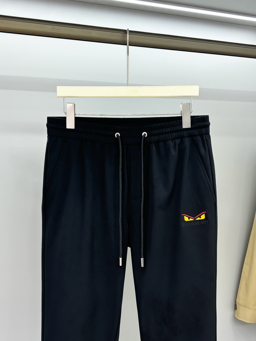 2025ss早秋新款，男士经典黄色小怪兽眼睛刺绣标识时尚运动休闲抽绳卫裤！贸易公司渠道稀出，同步GW发售