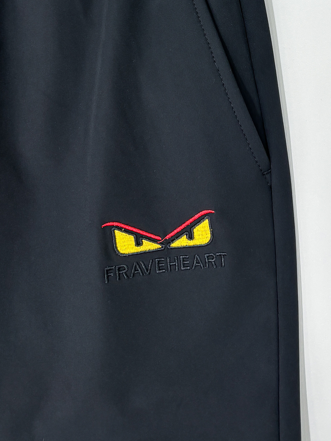 2025ss早秋新款，男士经典黄色小怪兽眼睛刺绣标识时尚运动休闲抽绳卫裤！贸易公司渠道稀出，同步GW发售