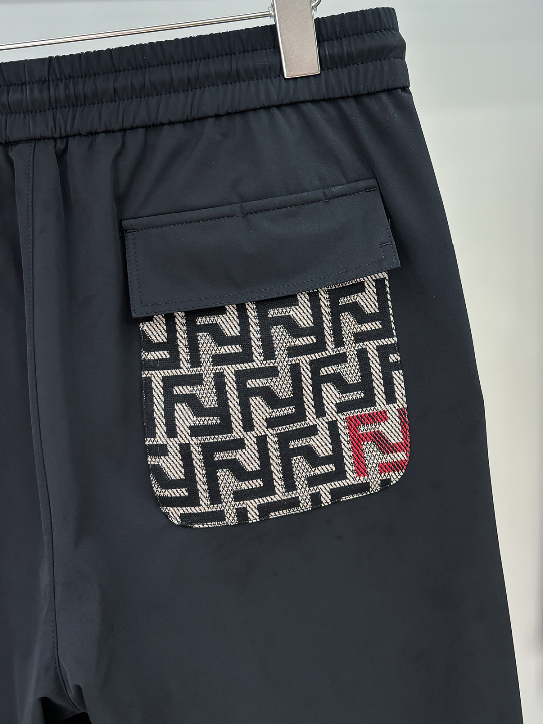 铺拍细节 2025ss早秋新款，男士经典黄色小怪兽眼睛刺绣标识时尚运动休闲抽绳卫裤！贸易公司渠道稀出，同