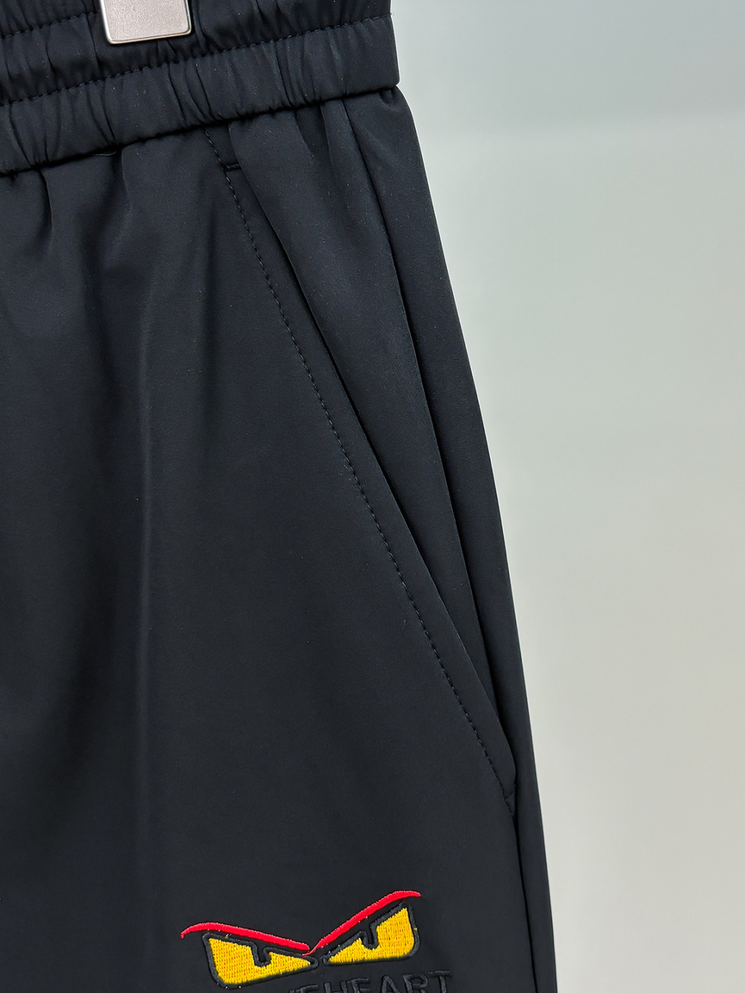 2025ss早秋新款，男士经典黄色小怪兽眼睛刺绣标识时尚运动休闲抽绳卫裤！贸易公司渠道稀出，同步GW发售