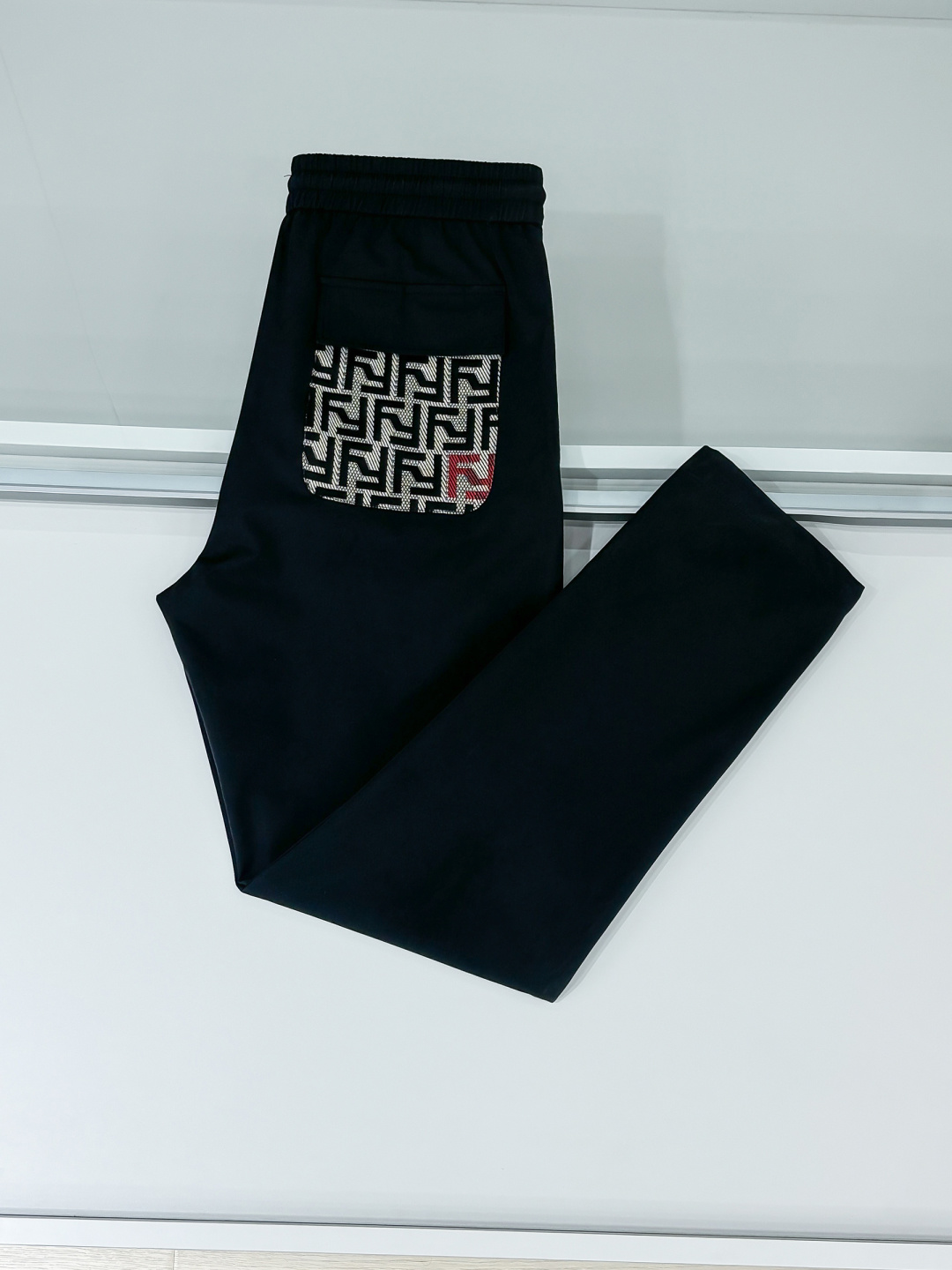 铺拍细节 2025ss早秋新款，男士经典黄色小怪兽眼睛刺绣标识时尚运动休闲抽绳卫裤！贸易公司渠道稀出，同