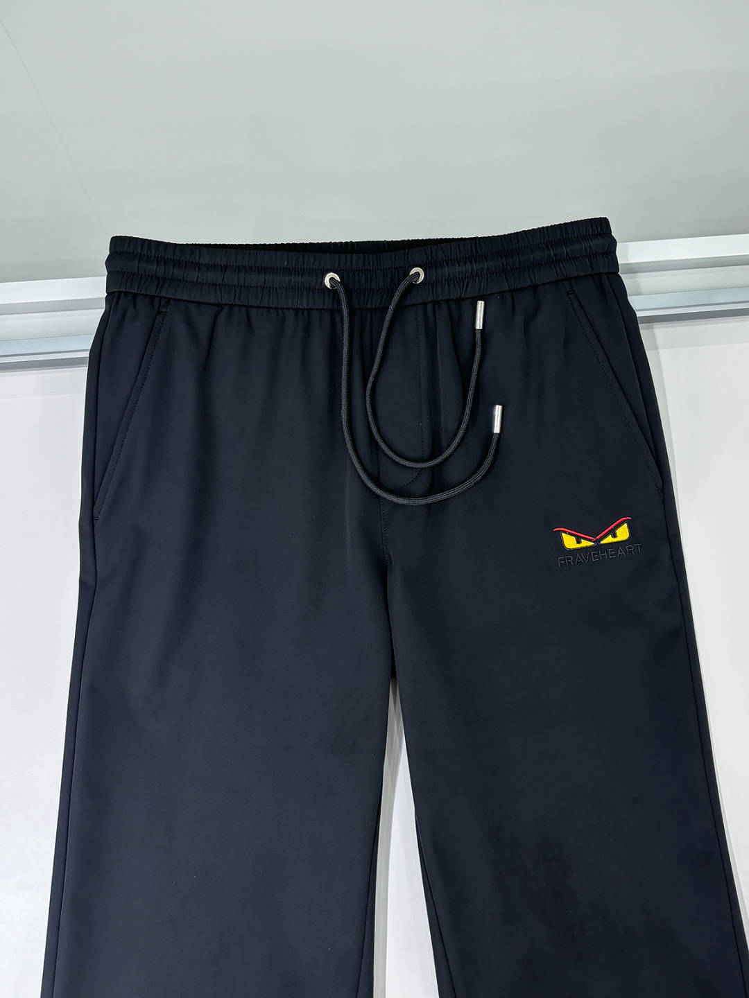 铺拍细节 2025ss早秋新款，男士经典黄色小怪兽眼睛刺绣标识时尚运动休闲抽绳卫裤！贸易公司渠道稀出，同