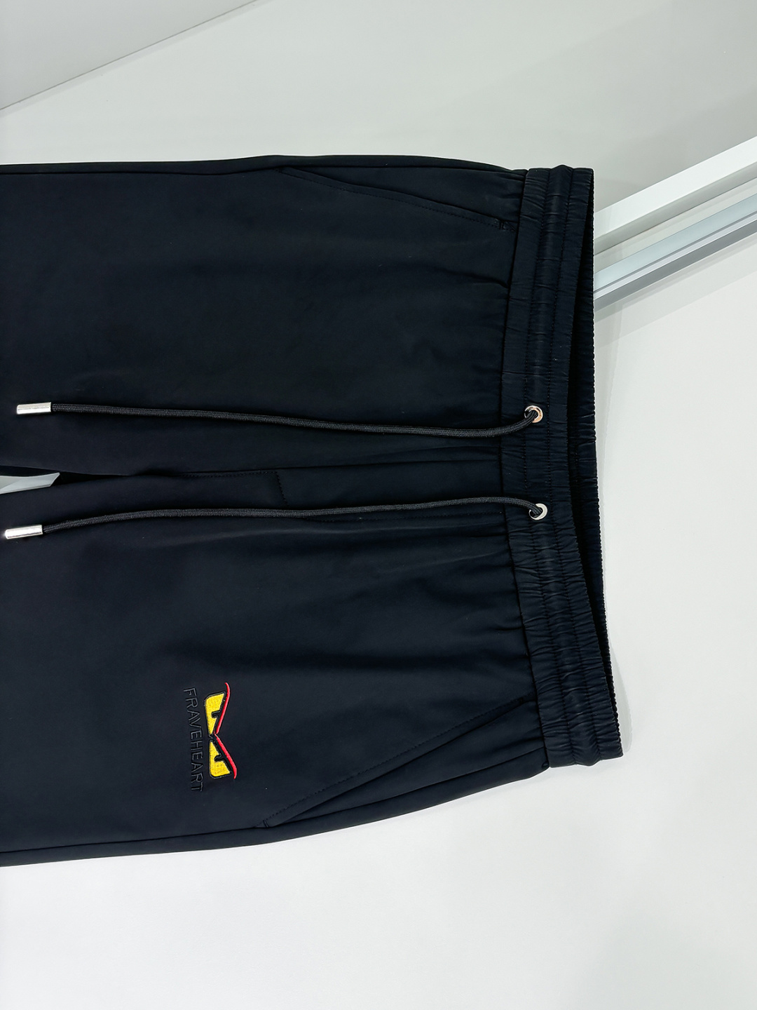 铺拍细节 2025ss早秋新款，男士经典黄色小怪兽眼睛刺绣标识时尚运动休闲抽绳卫裤！贸易公司渠道稀出，同