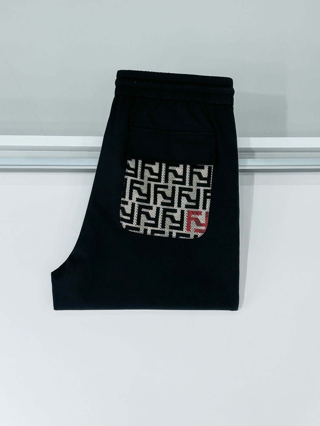 铺拍细节 2025ss早秋新款，男士经典黄色小怪兽眼睛刺绣标识时尚运动休闲抽绳卫裤！贸易公司渠道稀出，同