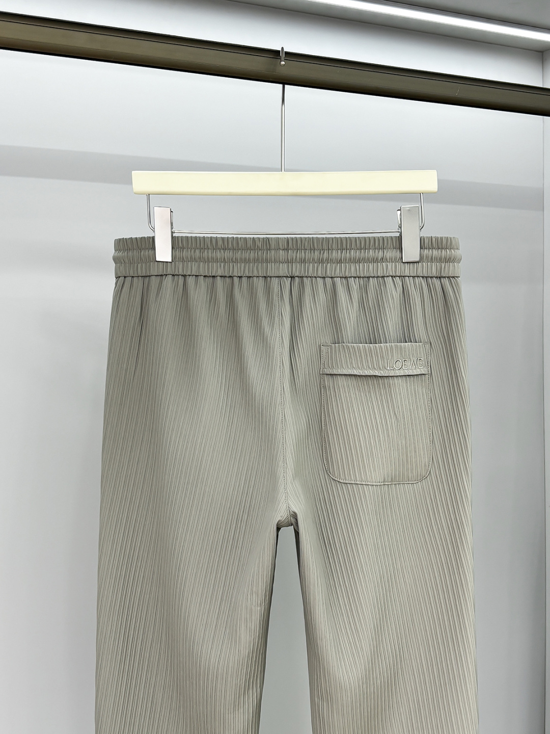 LE罗意2025早秋新款休闲裤!官网同步发售。品牌经典logo休闲裤，定制面料，舒适度极好，手触感强烈。