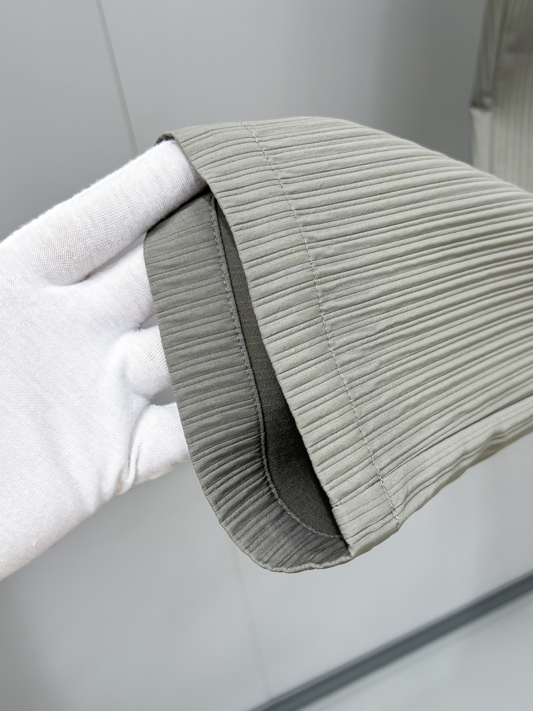 LE罗意2025早秋新款休闲裤!官网同步发售。品牌经典logo休闲裤，定制面料，舒适度极好，手触感强烈。