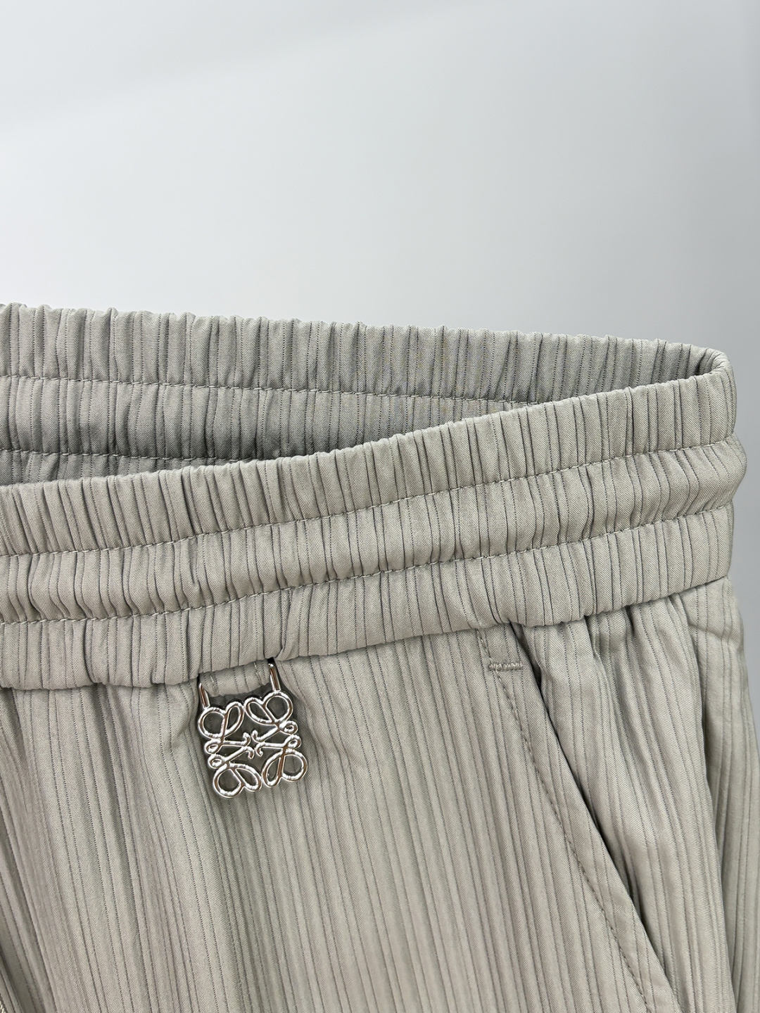 LE罗意2025早秋新款休闲裤!官网同步发售。品牌经典logo休闲裤，定制面料，舒适度极好，手触感强烈。