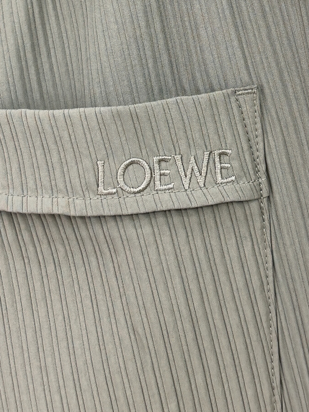 LE罗意2025早秋新款休闲裤!官网同步发售。品牌经典logo休闲裤，定制面料，舒适度极好，手触感强烈。