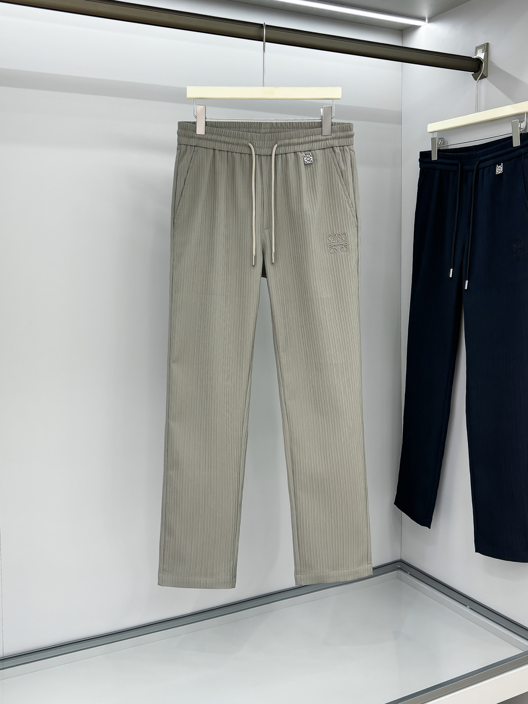 LE罗意2025早秋新款休闲裤!官网同步发售。品牌经典logo休闲裤，定制面料，舒适度极好，手触感强烈。