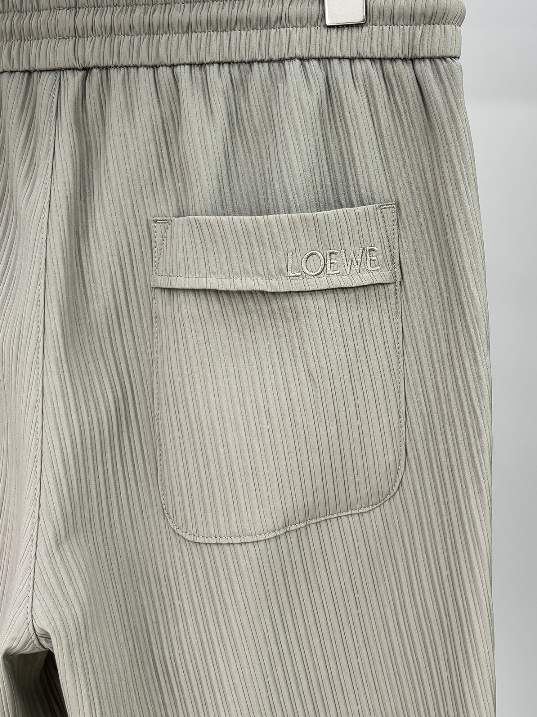 LE罗意2025早秋新款休闲裤!官网同步发售。品牌经典logo休闲裤，定制面料，舒适度极好，手触感强烈。