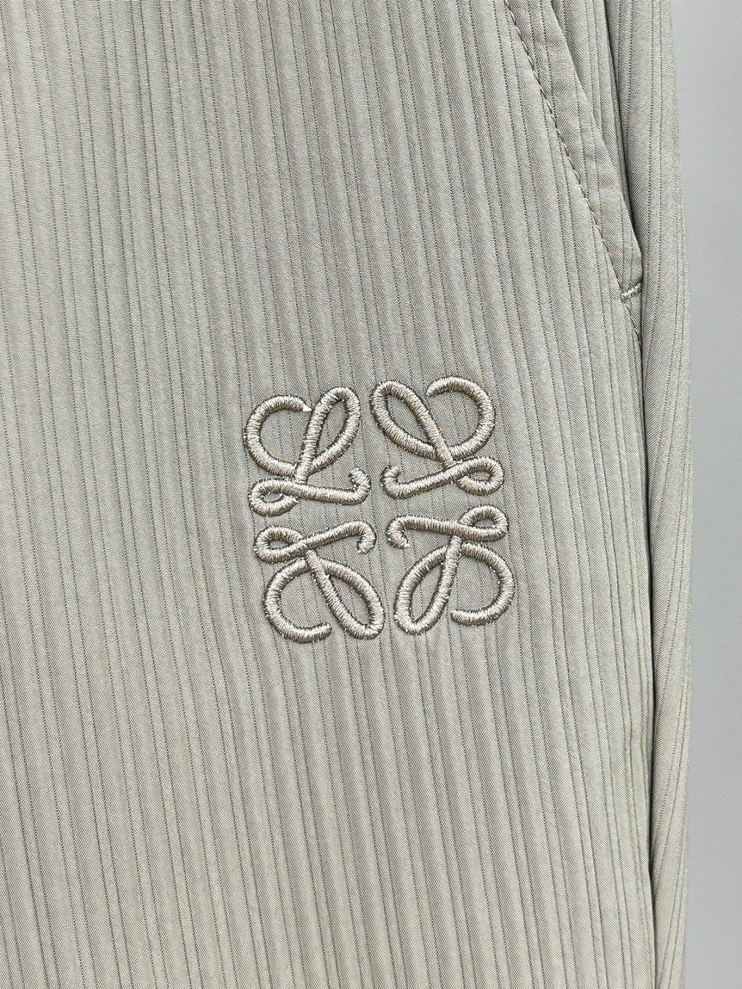 LE罗意2025早秋新款休闲裤!官网同步发售。品牌经典logo休闲裤，定制面料，舒适度极好，手触感强烈。