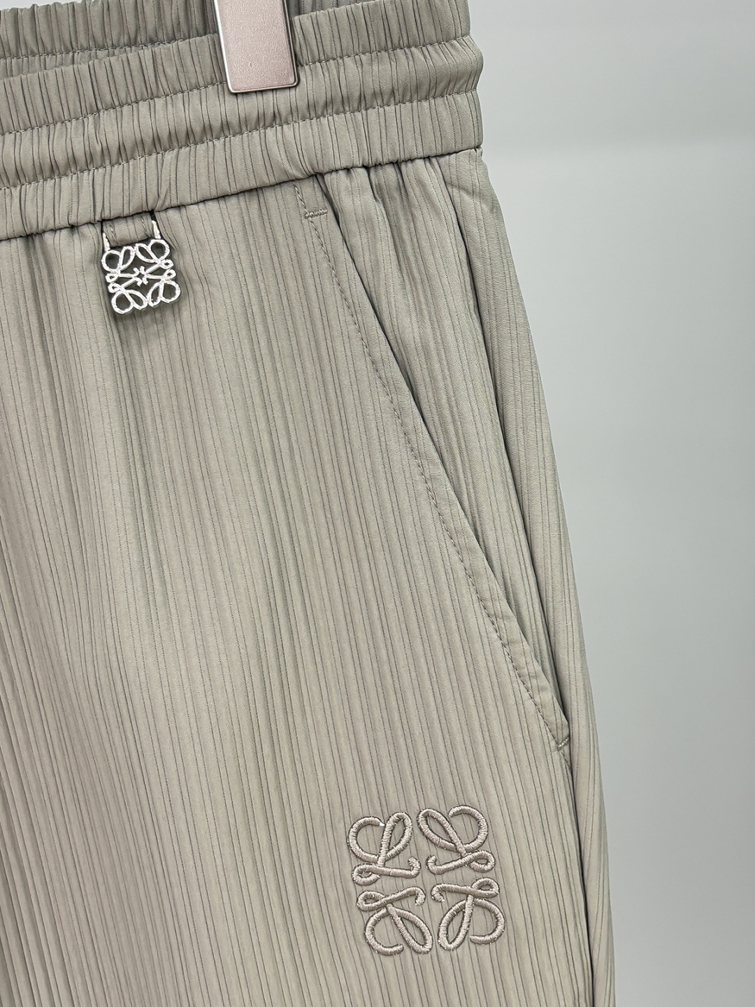 LE罗意2025早秋新款休闲裤!官网同步发售。品牌经典logo休闲裤，定制面料，舒适度极好，手触感强烈。