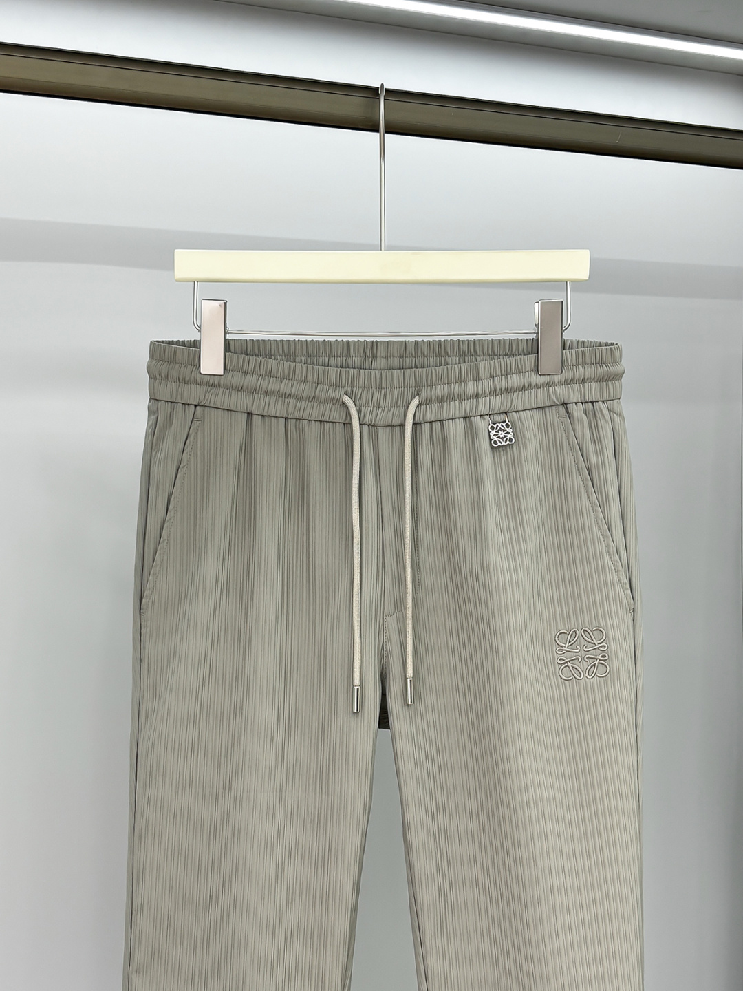 LE罗意2025早秋新款休闲裤!官网同步发售。品牌经典logo休闲裤，定制面料，舒适度极好，手触感强烈。