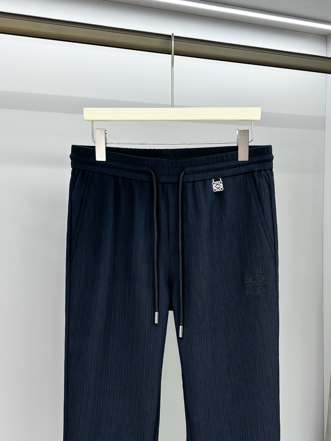 LE罗意2025早秋新款休闲裤!官网同步发售。品牌经典logo休闲裤，定制面料，舒适度极好，手触感强烈。