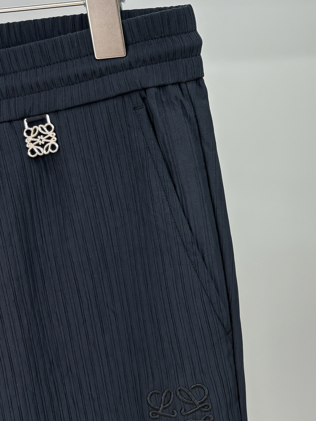 LE罗意2025早秋新款休闲裤!官网同步发售。品牌经典logo休闲裤，定制面料，舒适度极好，手触感强烈。