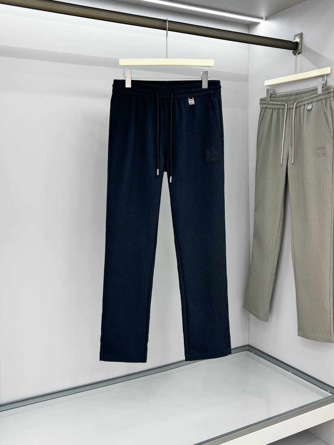 LE罗意2025早秋新款休闲裤!官网同步发售。品牌经典logo休闲裤，定制面料，舒适度极好，手触感强烈。