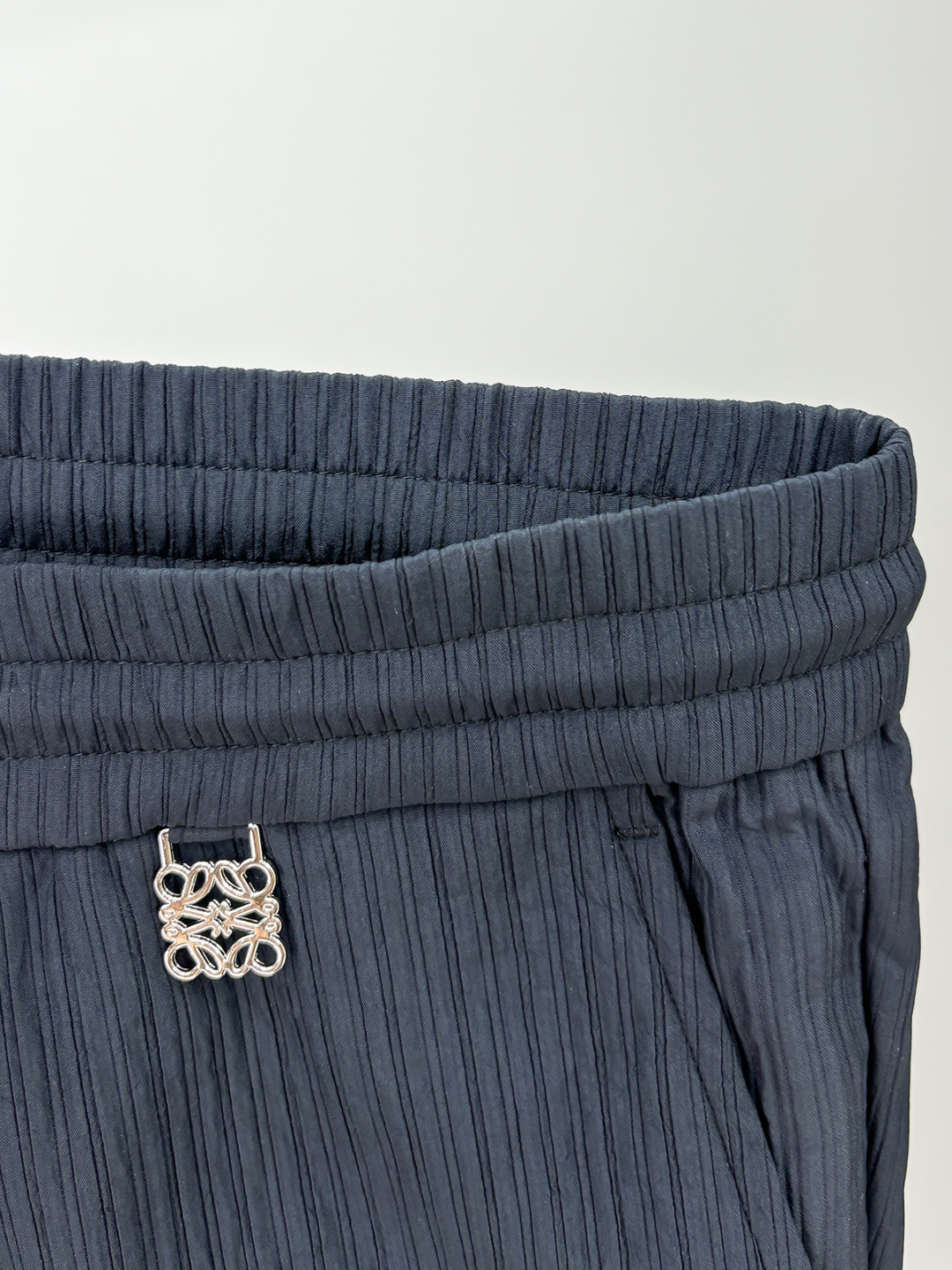 LE罗意2025早秋新款休闲裤!官网同步发售。品牌经典logo休闲裤，定制面料，舒适度极好，手触感强烈。