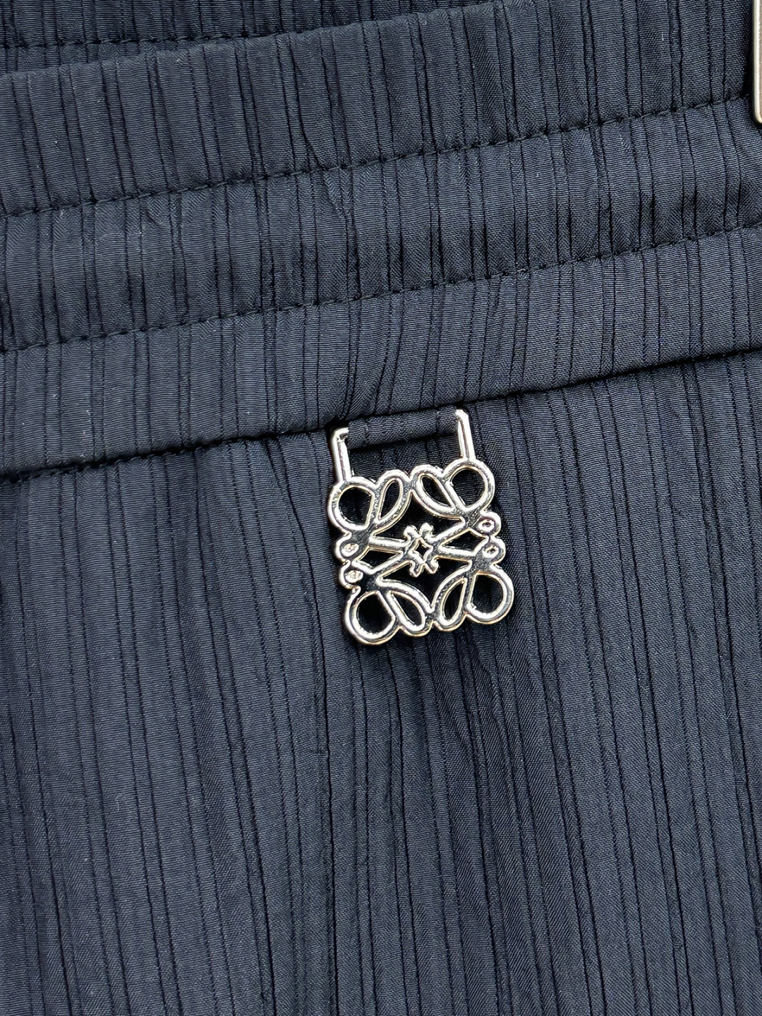 LE罗意2025早秋新款休闲裤!官网同步发售。品牌经典logo休闲裤，定制面料，舒适度极好，手触感强烈。