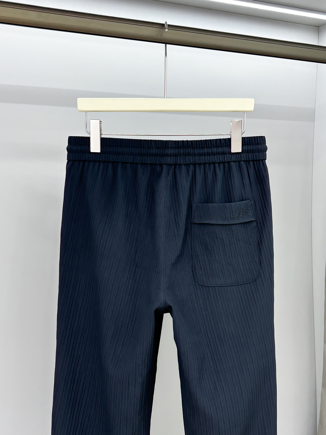 LE罗意2025早秋新款休闲裤!官网同步发售。品牌经典logo休闲裤，定制面料，舒适度极好，手触感强烈。