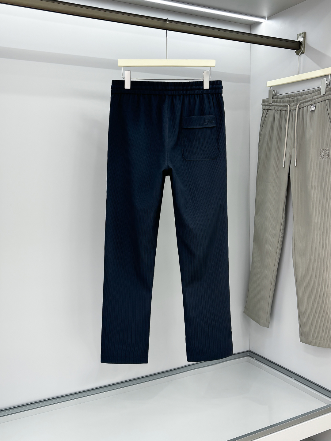 LE罗意2025早秋新款休闲裤!官网同步发售。品牌经典logo休闲裤，定制面料，舒适度极好，手触感强烈。