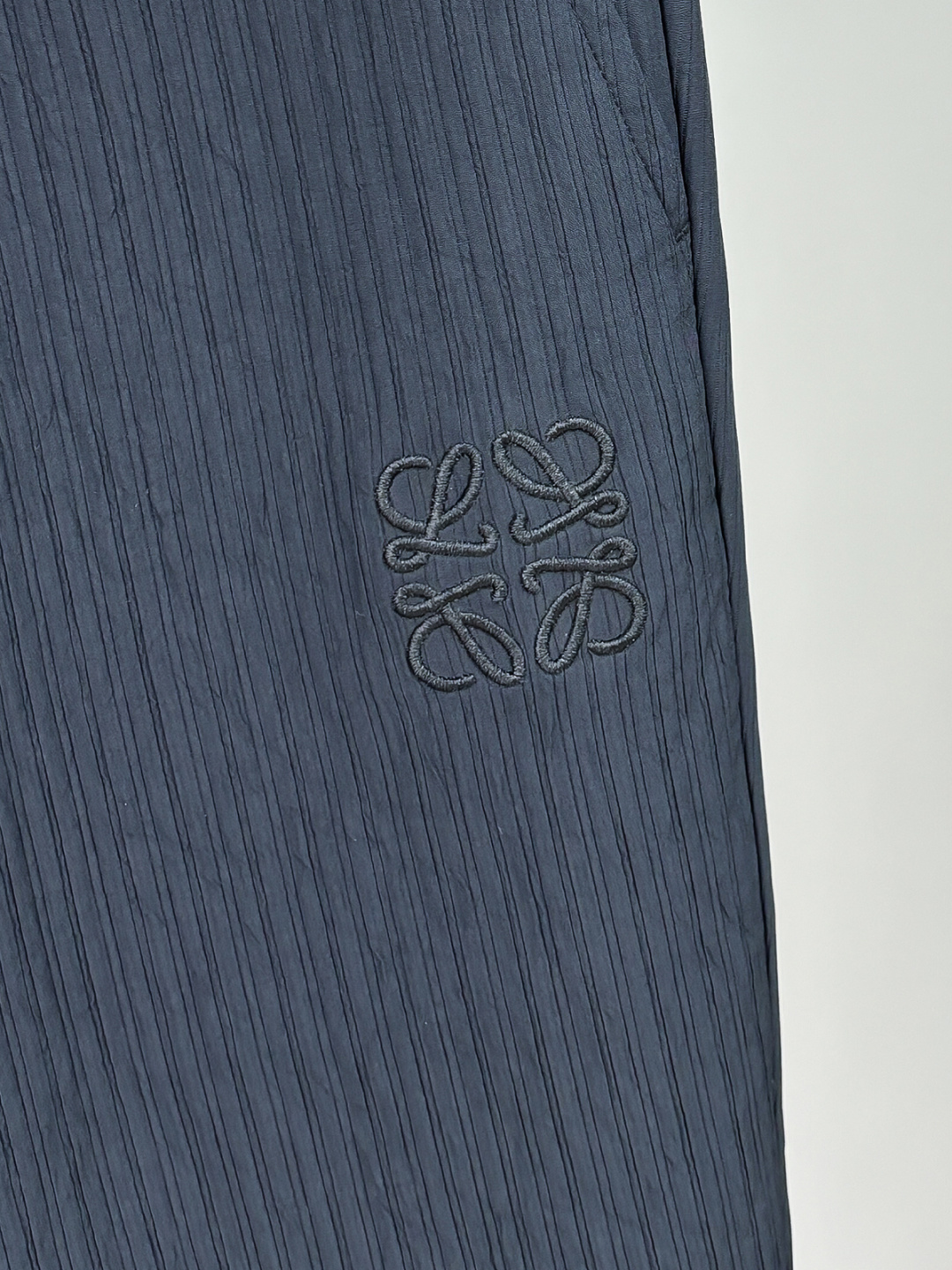 LE罗意2025早秋新款休闲裤!官网同步发售。品牌经典logo休闲裤，定制面料，舒适度极好，手触感强烈。