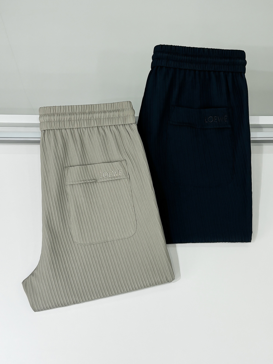 铺拍细节 LE罗意2025早秋新款休闲裤!官网同步发售。品牌经典logo休闲裤，定制面料，舒适度极好，手