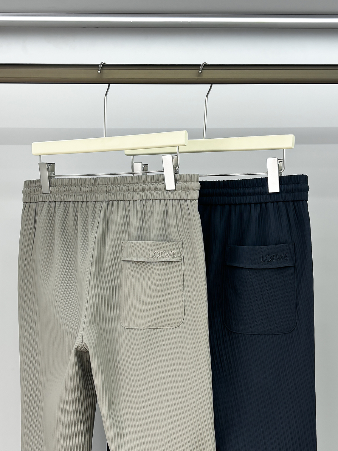 铺拍细节 LE罗意2025早秋新款休闲裤!官网同步发售。品牌经典logo休闲裤，定制面料，舒适度极好，手