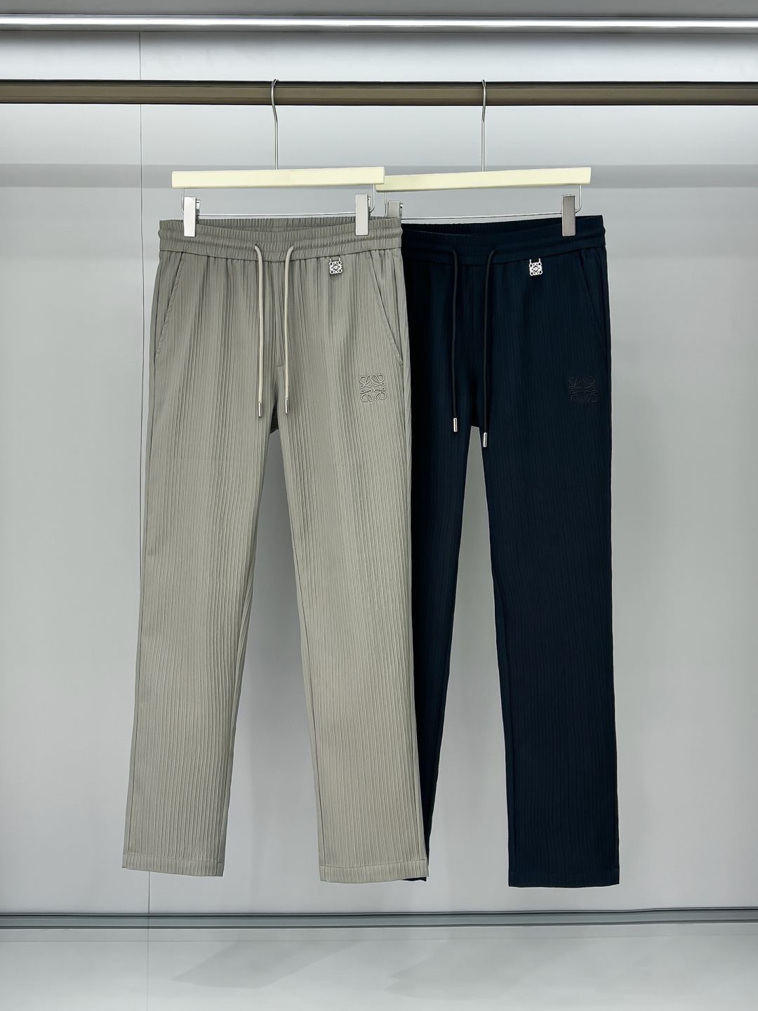 铺拍细节 LE罗意2025早秋新款休闲裤!官网同步发售。品牌经典logo休闲裤，定制面料，舒适度极好，手