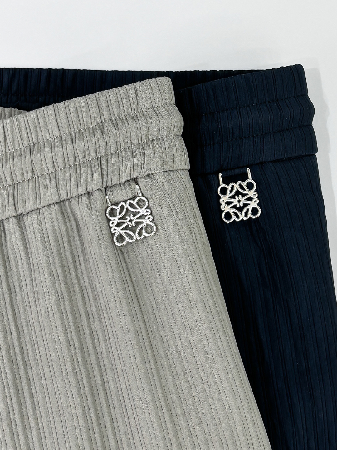 铺拍细节 LE罗意2025早秋新款休闲裤!官网同步发售。品牌经典logo休闲裤，定制面料，舒适度极好，手