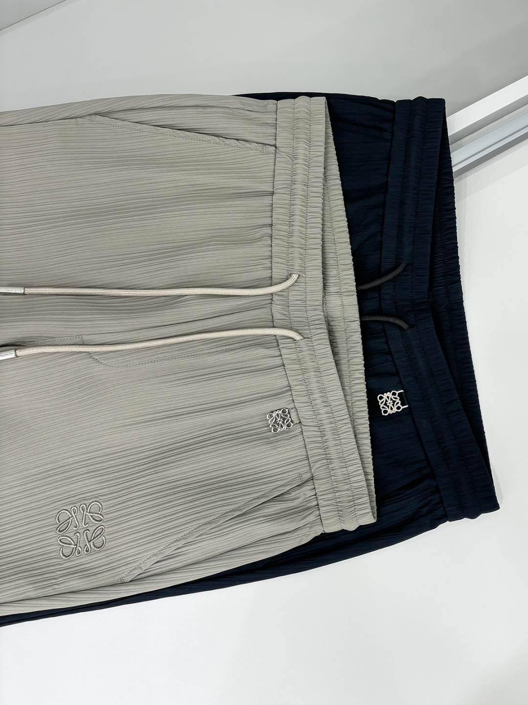 铺拍细节 LE罗意2025早秋新款休闲裤!官网同步发售。品牌经典logo休闲裤，定制面料，舒适度极好，手