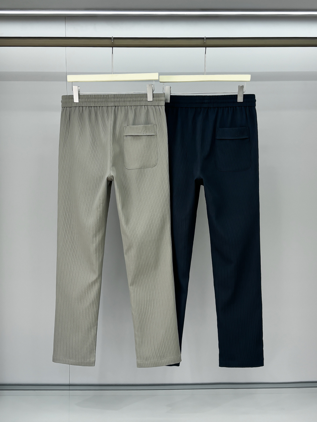 铺拍细节 LE罗意2025早秋新款休闲裤!官网同步发售。品牌经典logo休闲裤，定制面料，舒适度极好，手