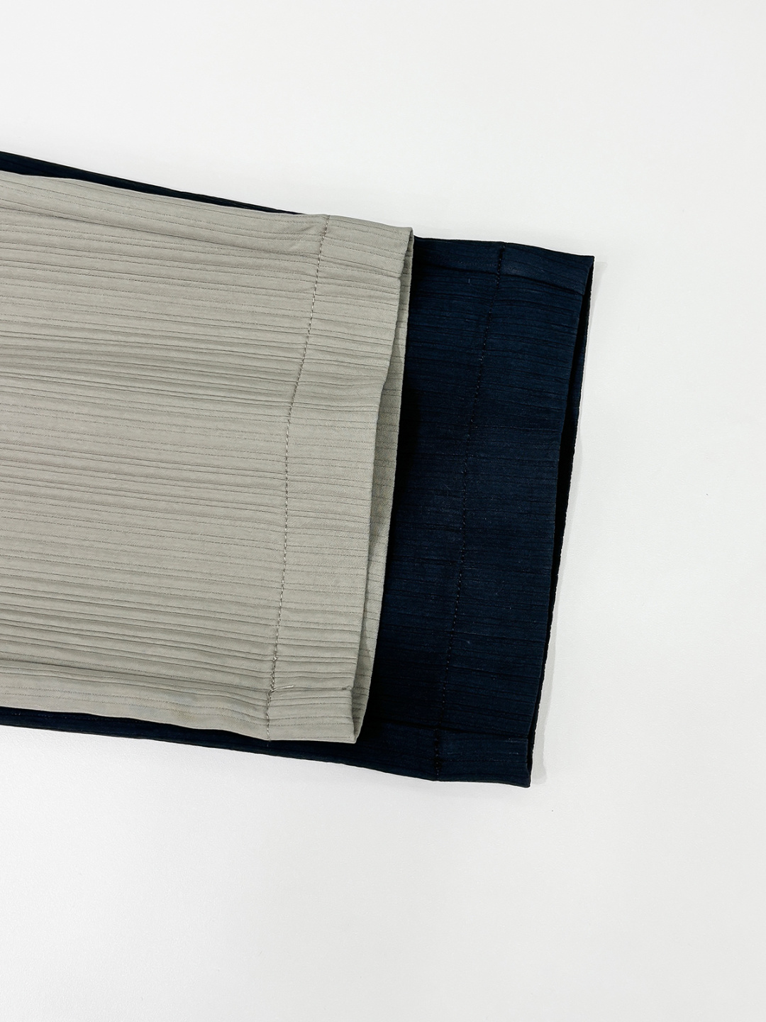 铺拍细节 LE罗意2025早秋新款休闲裤!官网同步发售。品牌经典logo休闲裤，定制面料，舒适度极好，手