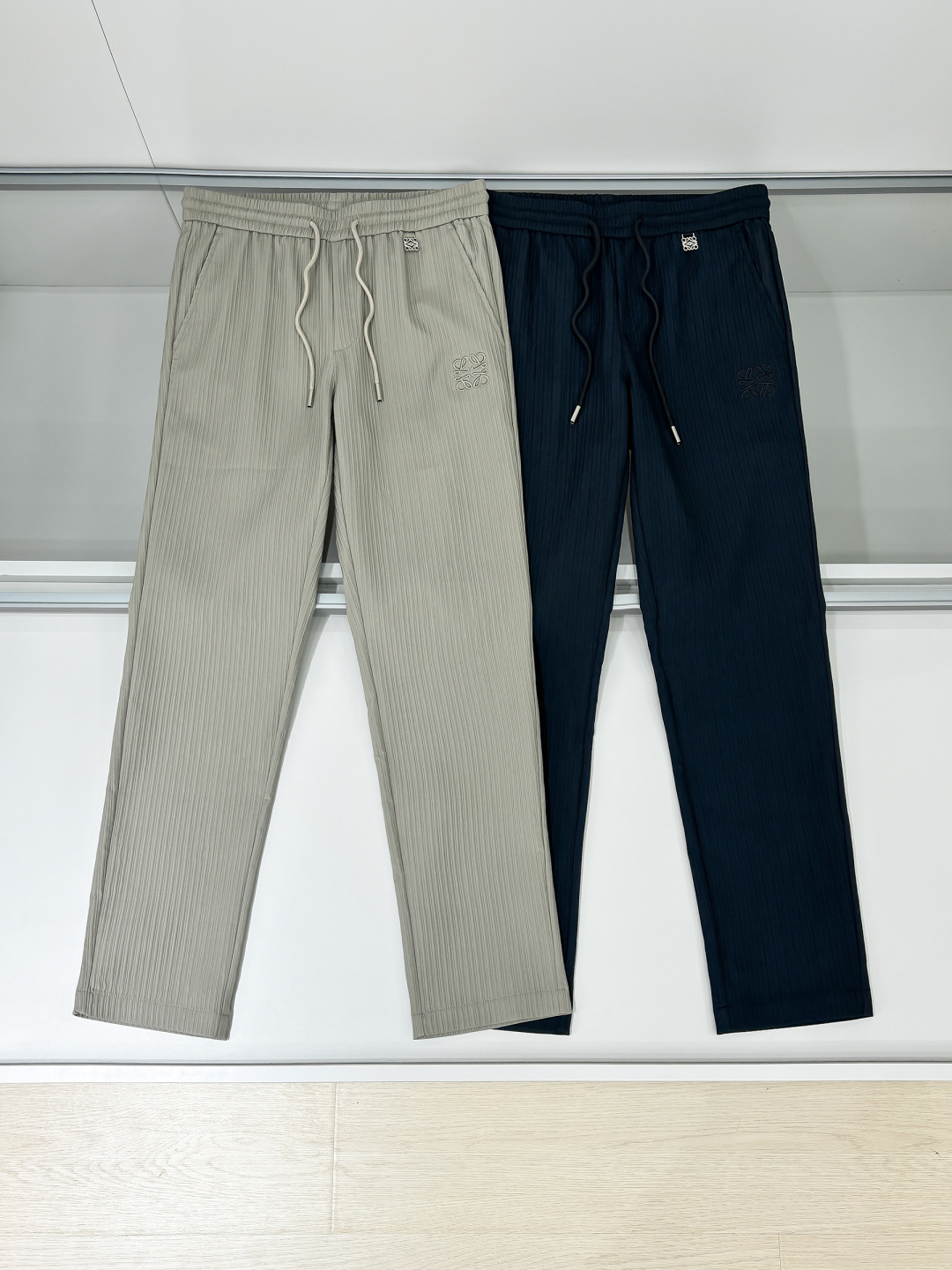 铺拍细节 LE罗意2025早秋新款休闲裤!官网同步发售。品牌经典logo休闲裤，定制面料，舒适度极好，手