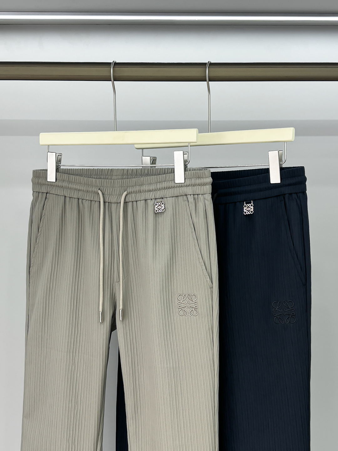 铺拍细节 LE罗意2025早秋新款休闲裤!官网同步发售。品牌经典logo休闲裤，定制面料，舒适度极好，手