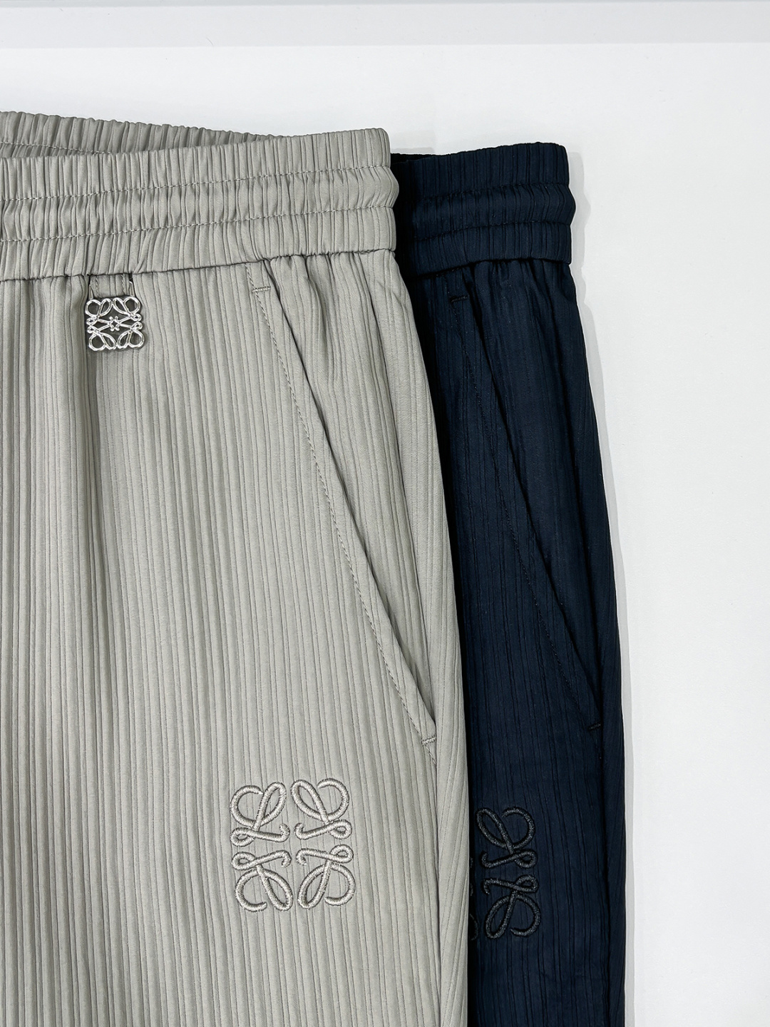 铺拍细节 LE罗意2025早秋新款休闲裤!官网同步发售。品牌经典logo休闲裤，定制面料，舒适度极好，手