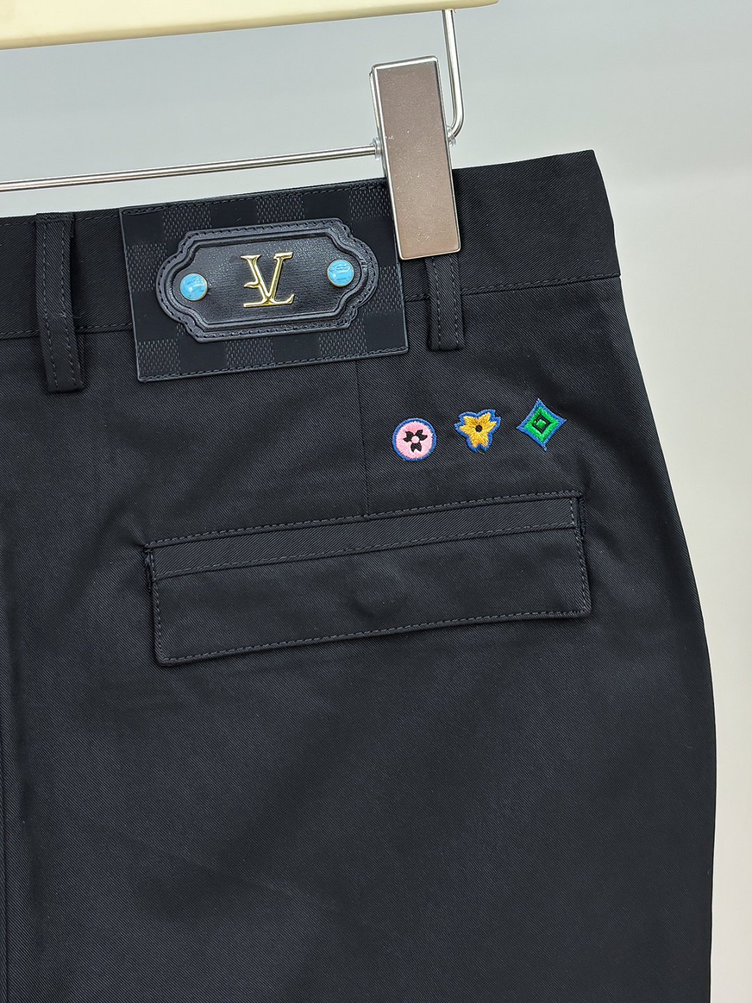 L家FW大秀中，L家以致敬美国西部文化为主题，带来了一系列「绿松石」产品. 大秀中菲董打造了一系列饰有「