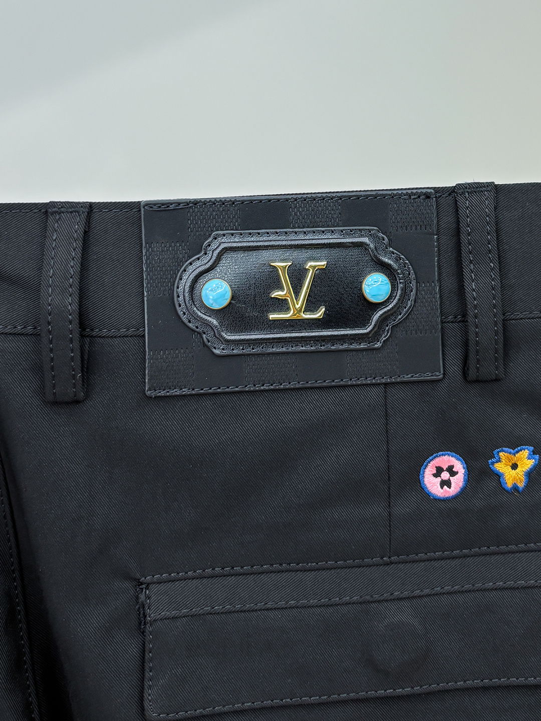 L家FW大秀中，L家以致敬美国西部文化为主题，带来了一系列「绿松石」产品. 大秀中菲董打造了一系列饰有「